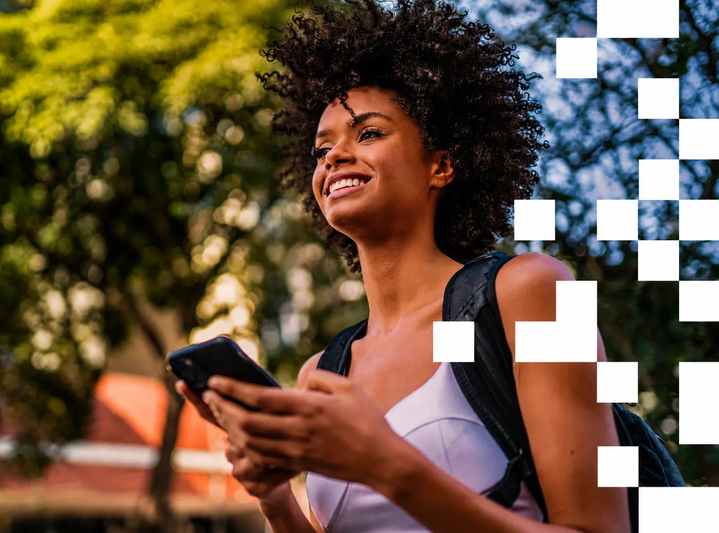 Mulher sorrindo enquanto usa o PixOut no celular